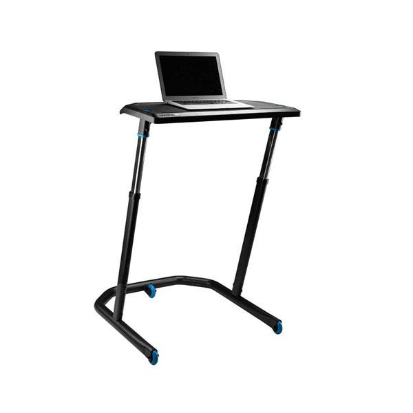 A Wahoo KICKR beltéri edző asztal, rajta laptoppal